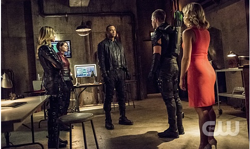 Arrow -- "Green Arrow" -- Image AR401A_0330b -- Pictured (L-R): Katie Cassidy as Laurel Lance, Willa Holland as Thea Queen, David Ramsey as John Diggle, Stephen Amell as Oliver Queen and Emily Bett Rickards as Felicity Smoak -- Photo: Dean Buscher /The CW -- © 2015 The CW Network, LLC. All Rights Reserved.