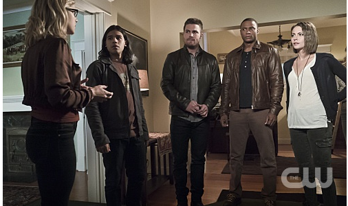 Arrow -- "Legends of Yesterday" -- Image AR408A_0136b.jpg -- Pictured (L-R): Emily Bett Rickards as Felicity Smoak, Carlos Valdes as Cisco Ramon, Stephen Amell as Oliver Queen, David Ramsey as John Diggle and Willa Holland as Thea Queen -- Photo: Katie Yu/ The CW -- © 2015 The CW Network, LLC. All Rights Reserved.